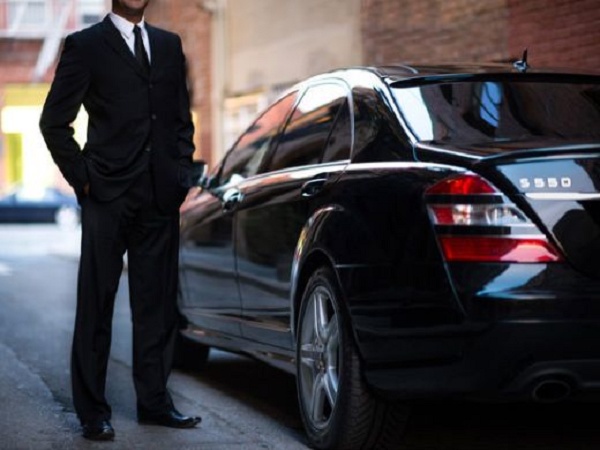 Uber é arrogante, diz investidor Motorista ao lado de sua Mercedes particular