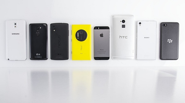 Tablet e smartphone com bandeira brasileira Tablet e smartphone com bandeira brasileira