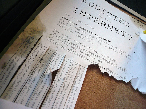 Os adolescentes e a Internet papel rasgado escrito addicted to internet