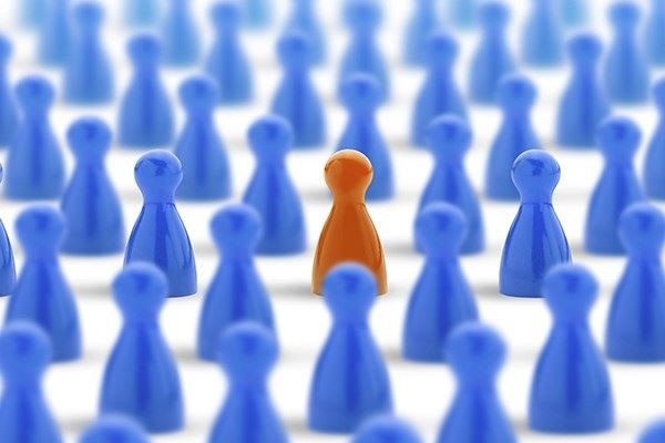 Sete novas ideias engraçadas sobre liderança Pinos de xadrez azul e um laranja