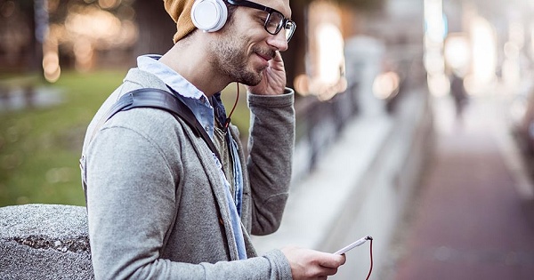 Rapaz escutando música