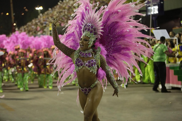 Aplicativo da Mangueira é notícia na Europa Passista da Mangueira durante o desfile