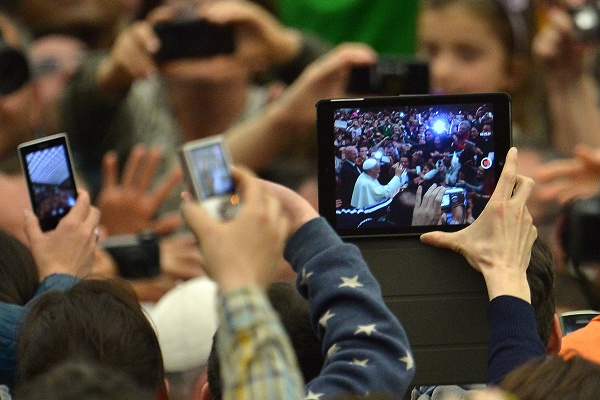 pessoas filmando em seus tablets e smartphones