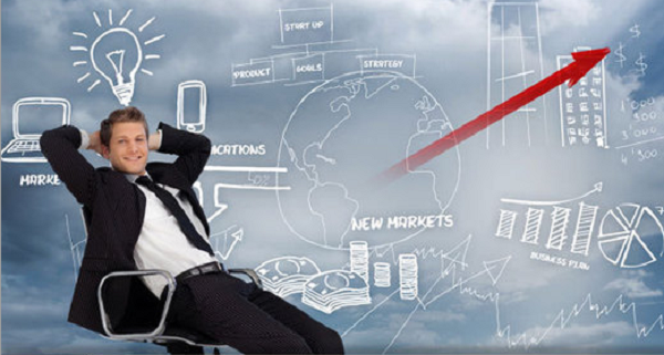 Chief Marketing Officer Homem sentado numa cadeira tendo ideias de crescimento