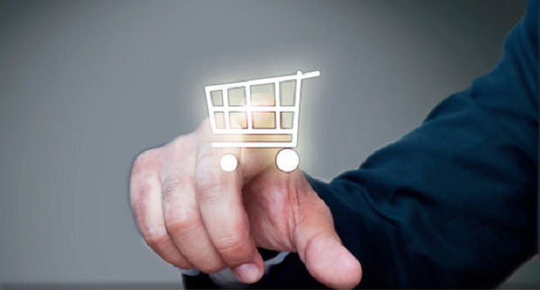 Chief Commerce Officer mão clicando em um carrinho de compras virtual