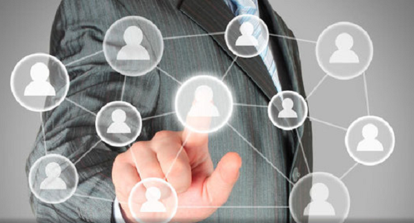 Chief People Officer mão clica em ícones de perfis virtuais