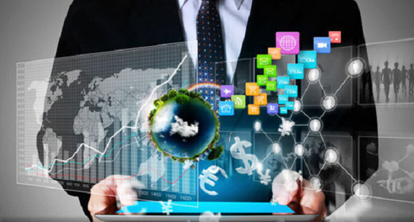 Chief Data Officer homem segura tablet de onde saem várias tecnologias