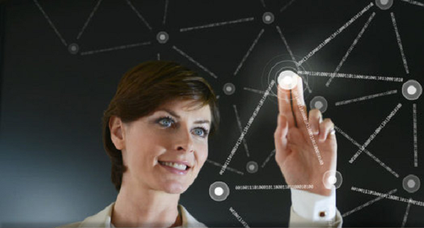 Chief Digital Officer Mulher clica em tela virtual formando desenhos