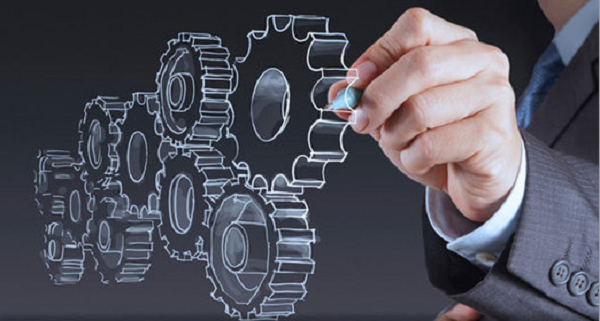 Chief Product Officer homem desenha virtualmente uma engrenagem